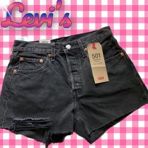 🆕Levi’s Destroyed Shorts
